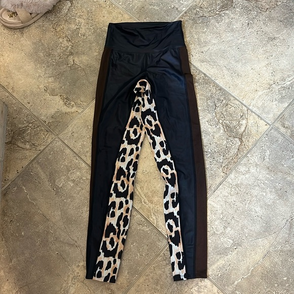 Like new black and leopard print beach riot leggings - Picture 1 of 3